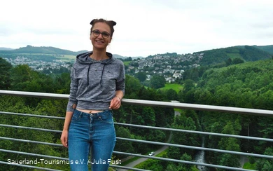 Janna Kamphof am Aussichtspunkt des Hennedamms.