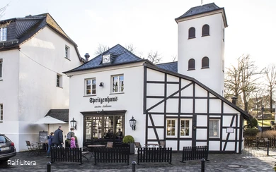 Die Familie auf dem Weg ins Spritzenhaus.