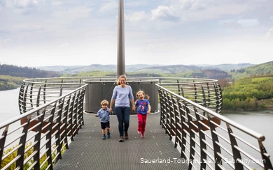 Moeder met twee kinderen aan de hand op de Skywalk Biggeblick.