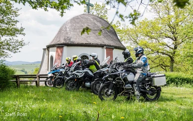 Motorradfahrer machen Pause an der Kapelle oberhalb von Braunshausen.