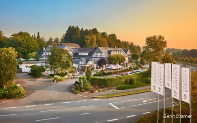 Gesamtgelände der Hotelanlage Platte bei goldenem Abendlicht