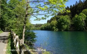 Der Weg führt überwiegend nah am Wasser entlang