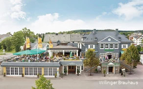 Außenansicht des Willinger Brauhauses mit großer und gefüllter Außenterasse.
