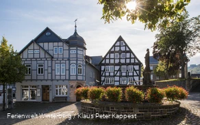 ferienweltwinterberg_2017_hallenberg-ortsmitte-brunnen-kump-fachwerk-altstadt_herbst-20