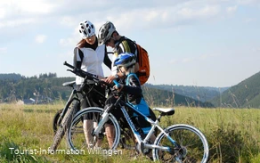 Familie beim Tourenradfahren 
