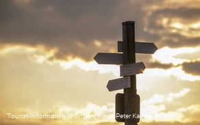 Wanderschilder im Abendlicht