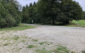 Ein Parkplatz neben einer Straße.