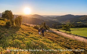 Zwei Wanderer im herbstlichen Sonnenschein.