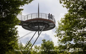 Twee vrouwen genieten van het uitzicht vanaf de Skywalk Biggeblick boven de Biggesee.