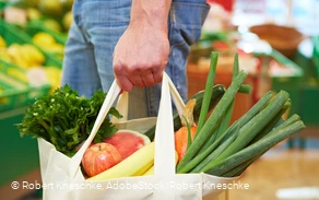 Mann mit Beutel im Supermarkt