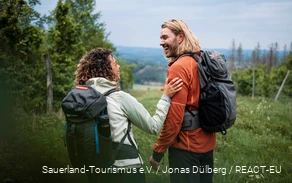 Hikers on the Sauerland-Höhenflug in the Nordhelle area.