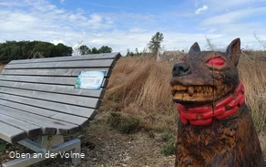 Sagenbank mit Hörspielplakette und Sagenfigur Sagenbank mit Hörspielplakette und Sagenfigur