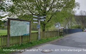 Wanderinformation an der Lennebrücke in Lenne