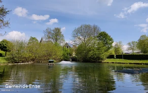 Bremen Bach met park en stadhuis.jpg