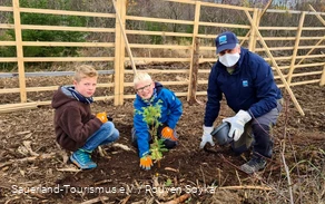 Samen met Dirk Zimmermann van het natuurpark planten de leerlingen van de katholieke basisschool Hallenberg de zaailingen voorzichtig in de grond.