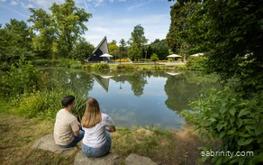 Ein Paar sitz im TalVital Kurpark in Lennestadt