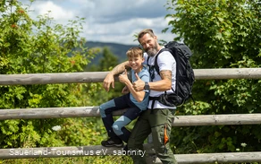 Vater mit Sohn am Oberbecken Vater mit Sohn am Oberbecken