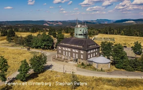Drohnenaufnahme vom Astenturm mit der Wetterstation in landschaftlicher Umgebung.