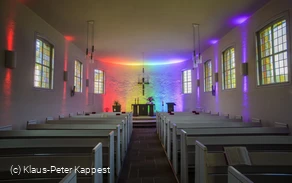 Regenbogen-Lichtspiel in der Lichterkirche Rattlar