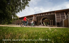 Fahrradfahrer vor dem Gradierwerk in Bad Sassendorf Fahrradfahrer vor dem Gradierwerk in Bad Sassendorf