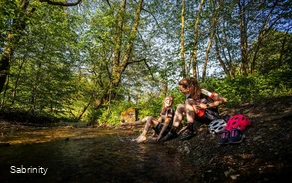 mutter-kind-bach-erfrischung c) sabrinity Sauerland Tourismus.jpg