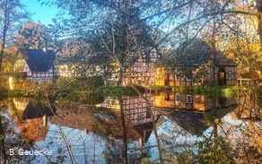 Die Mühle spiegelt sich im Mühlenteich