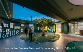Krombacher Erlebniswelt - Ausstellungsraum mit Besuchern - Krombach - Olpe