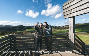 Zwei Wander auf dem Stabil Stuhl