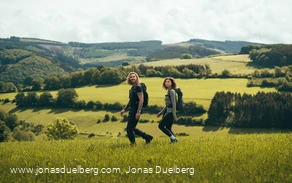 Wanderpaar in Wiesenlandschaft