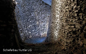 imposante Schieferwand im Schieferbau Nuttlar