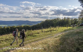 Zwei Wanderer vor toller Aussicht