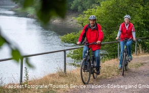 Radfahren unmittelbar am Ederseeufer