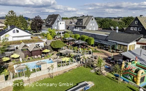 Der_Brabander_Drone_Pool_Terrasse_Spielplatz_Sommer_2024.jpg