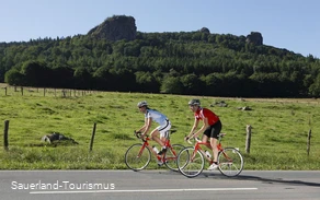 zwei-rennraeder-bruchhauser-steine.jpg