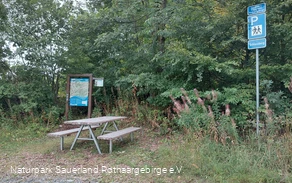 Rastmöbel und Infotafel