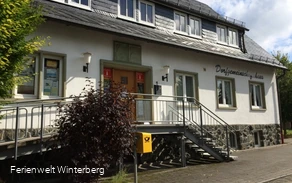 Außenansicht des Gebäudes, in welcher die Tourist Information in Niedersfeld untergebracht ist.