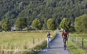 Biker-Paar auf Feldweg in Willingen