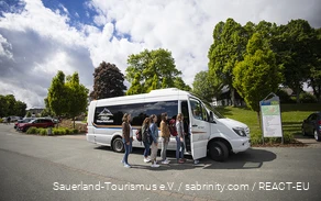 Eine Gruppe Freundinnen steigt in den Kleinbus ein.