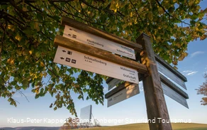 Wanderschild an der Skulptur "Blinker II bei Schmallenberg-Almert
