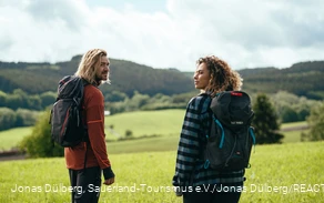 Ein Wanderpaar oberhalb von Sundern-Hagen auf dem Sauerland-Höhenflug Ein Wanderpaar oberhalb von Sundern-Hagen auf dem Sauerland-Höhenflug