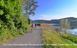 Am Hennesee, Weg von der Hauptanlegestelle zum Hennedamm