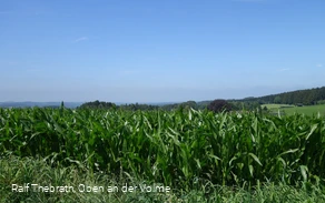 Zu Beginn des Weges gibt es tolle Weitsichten in Richtung Rönsahl zu bestaunen