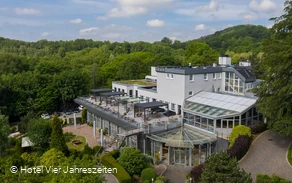 Moderne Hotelaußenansicht in grüner Lage