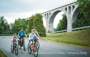 Familie fährt Fahrrad auf der GeoRadroute Ruhr-Eder im Sauerland