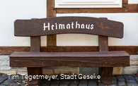 Bank vor dem Heimathaus