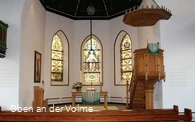 Der Altarbereich mit Kanzel