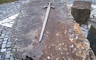 Schwert auf dem Gerichtsstein