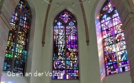Die schmucken und bunten Kirchfenster