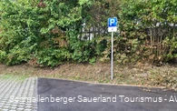 Barrierefreier Parkplatz am Holz- und Touristikzentrum Schmallenberg