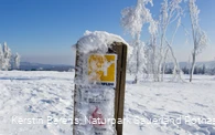 Verschneite Wandermarkierung am Kahlen Asten